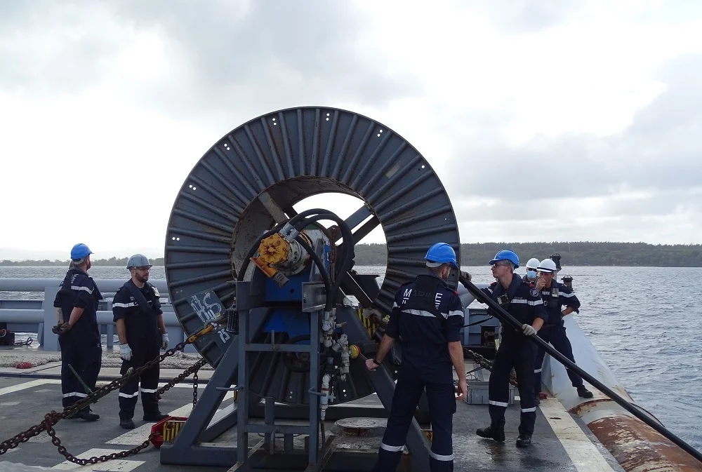 Le BSAM Seine récupère l'antenne remorquée du SNA Emeraude