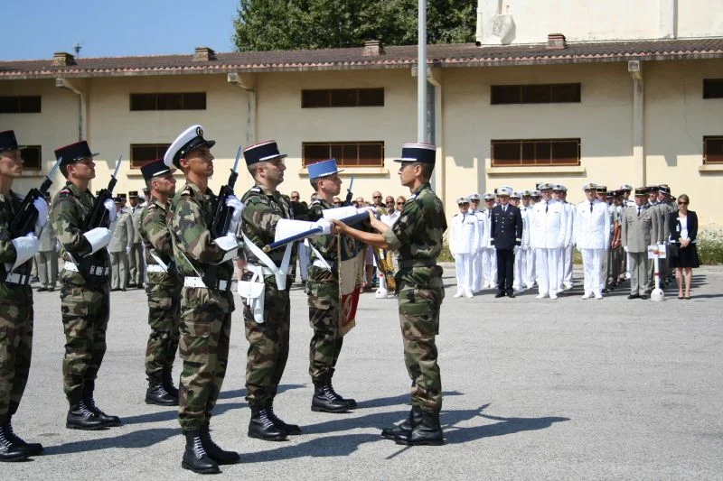 L'étendard est remis au porte-étendard