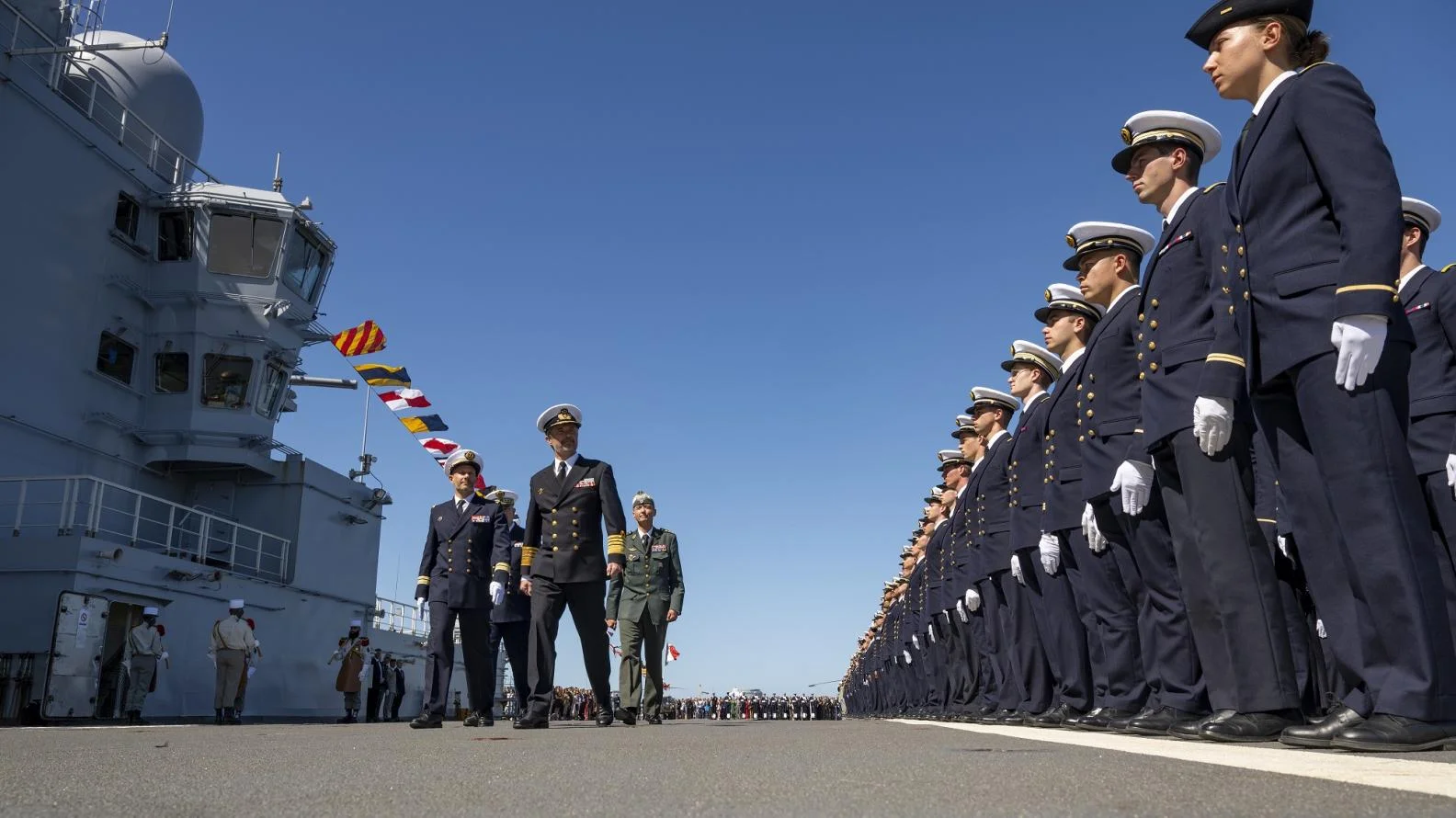 Le roi Frederik X du Danemark passe en revue les officiers-élèves