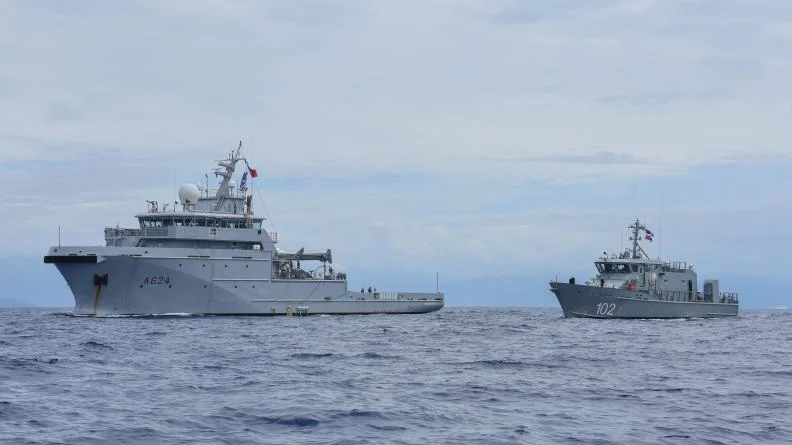 Le bâtiment de soutien Dumont d'Urville et le patrouilleur dominicain Betelgeuse