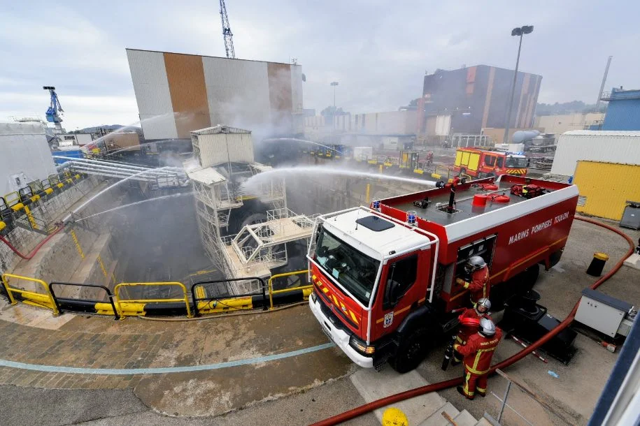 Intervention des pompiers pour éteindre l'incendie à bord de la Perle