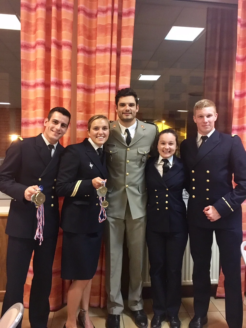 Les élèves-officiers de l’École navale avec le Maréchal des logis Florent Manaudou