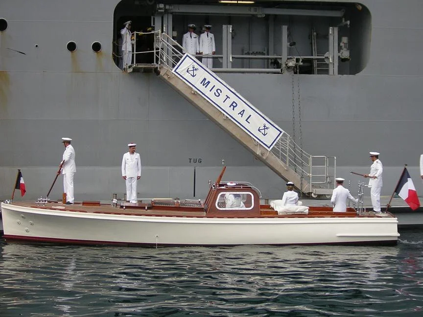 ALFAN, à bord de sa vedette, arrive sur le Mistral