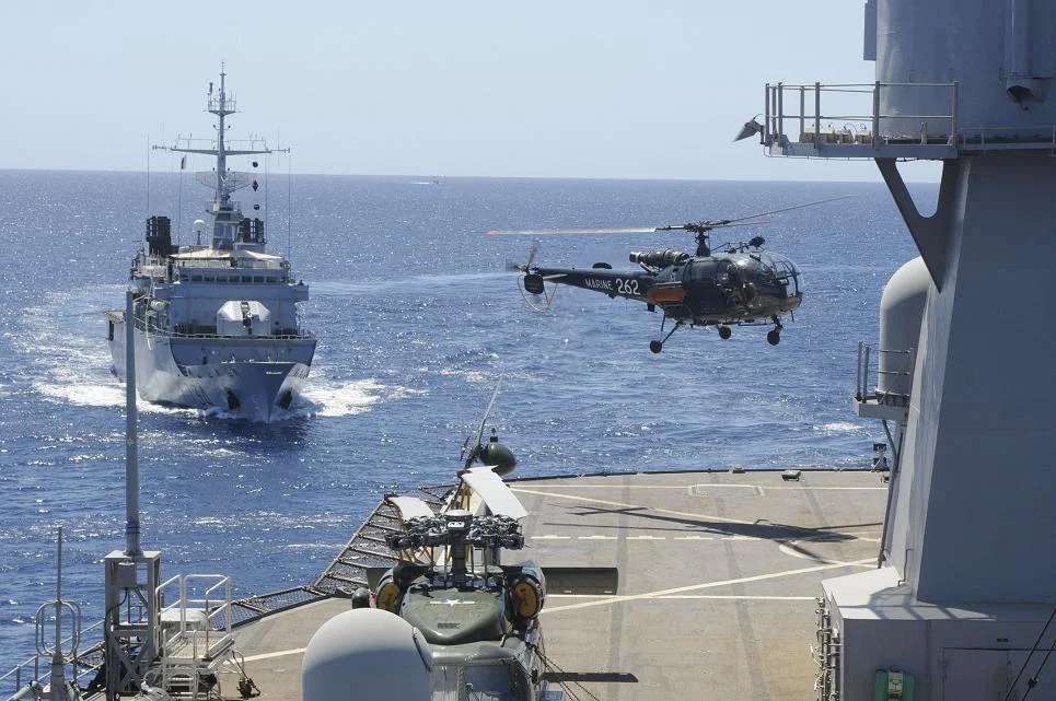 Exercice d'appontage d'une Alouette III du Vendémiaire sur l'USS Blue Ridge