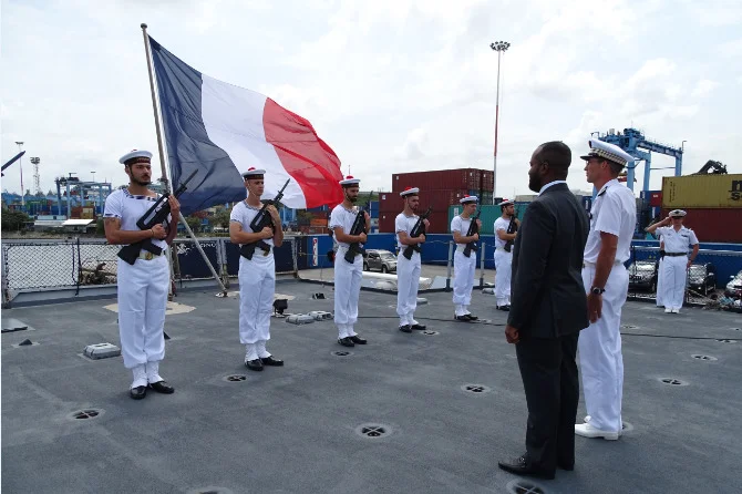 Accueil protocolaire par la garde d'honneur du Courbet pour un officiel kényan