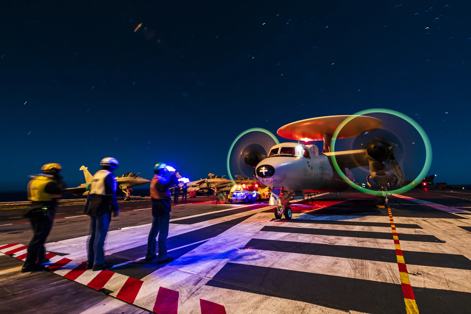 Un avion de guet aérien Hawkeye sur le pont du Charles de Gaulle