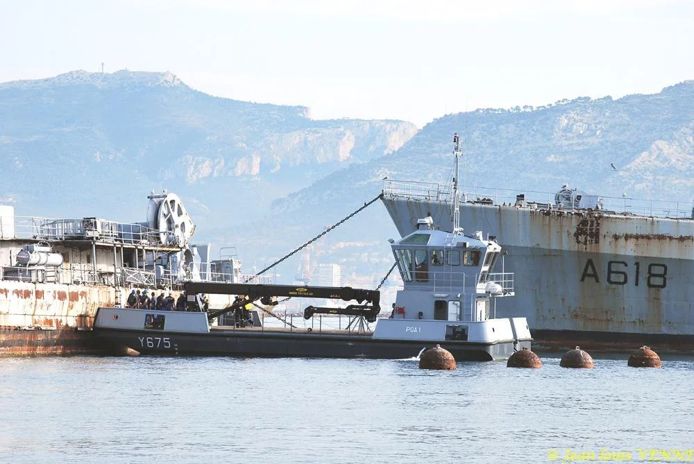 La coque de l’ex-aviso escorteur Commandant Rivière transférée de Saint-Mandrier à la base navale de Toulon