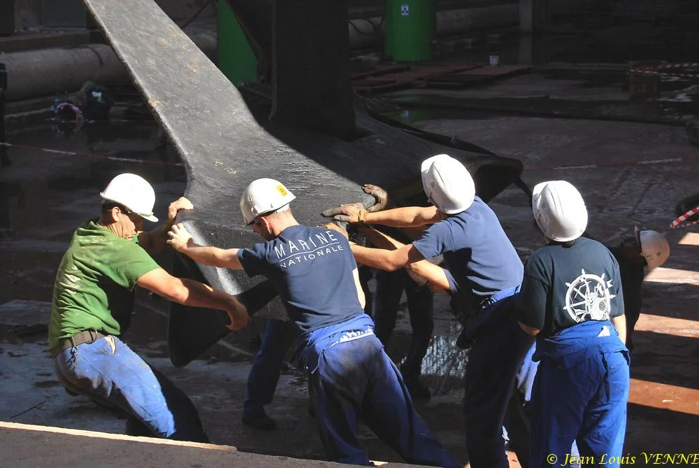 Le Charles de Gaulle ré-embarque ses lignes de mouillage