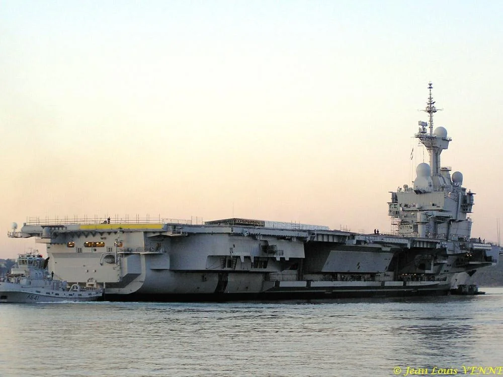 Le Charles de Gaulle sort du bassin