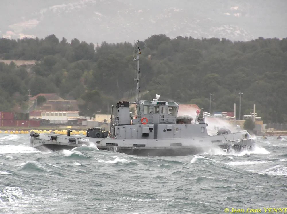 Un remorqueur dans la tempête