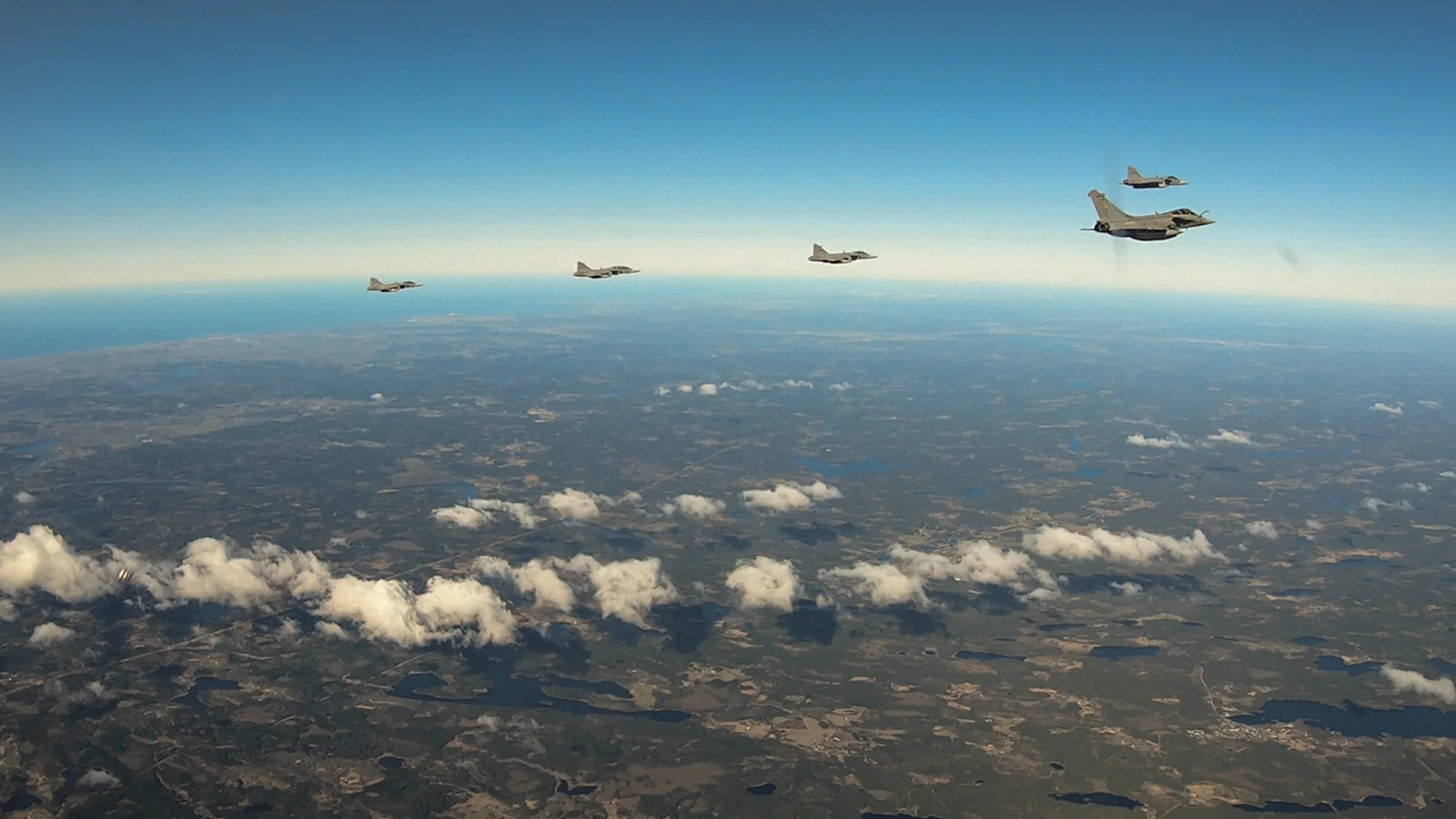 Chasseurs Rafale Marine en patrouille