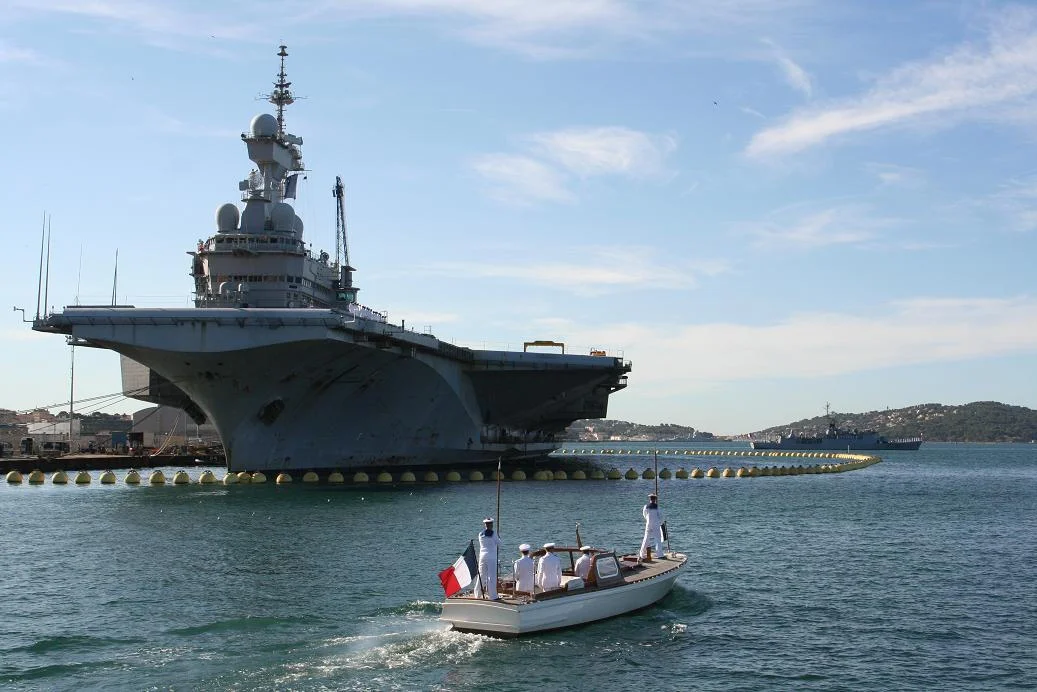 Devant le porte-avions Charles de Gaulle