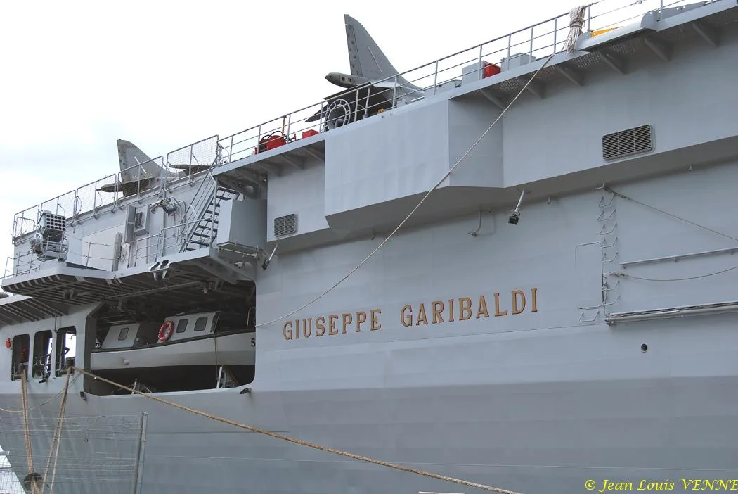 Le porte-avions Garibaldi