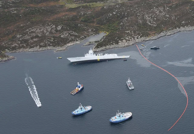 La frégate HNoMS Helge Ingstad échouée à la côte