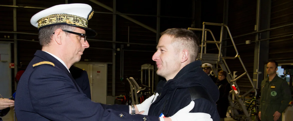 Le vice-amiral d’escadre Pascal Ausseur remet la médaille d’honneur pour actes de dévouement et faits de sauvetage au Maître (R) Erwann Chauvin