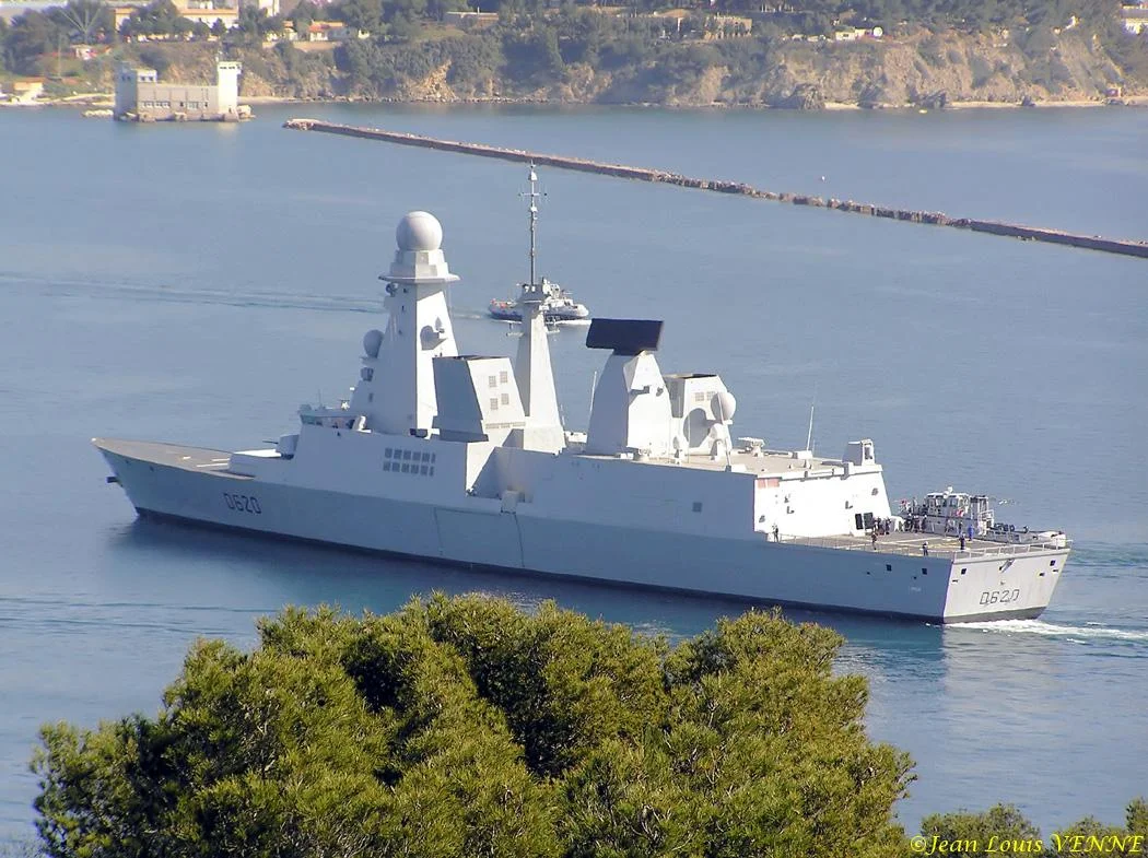 Le Forbin rentre au port