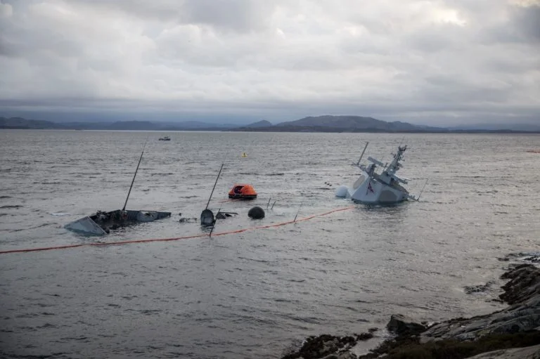 La frégate norvégienne HNoMS Helge Ingstad a presque entièrement disparue sous l'eau