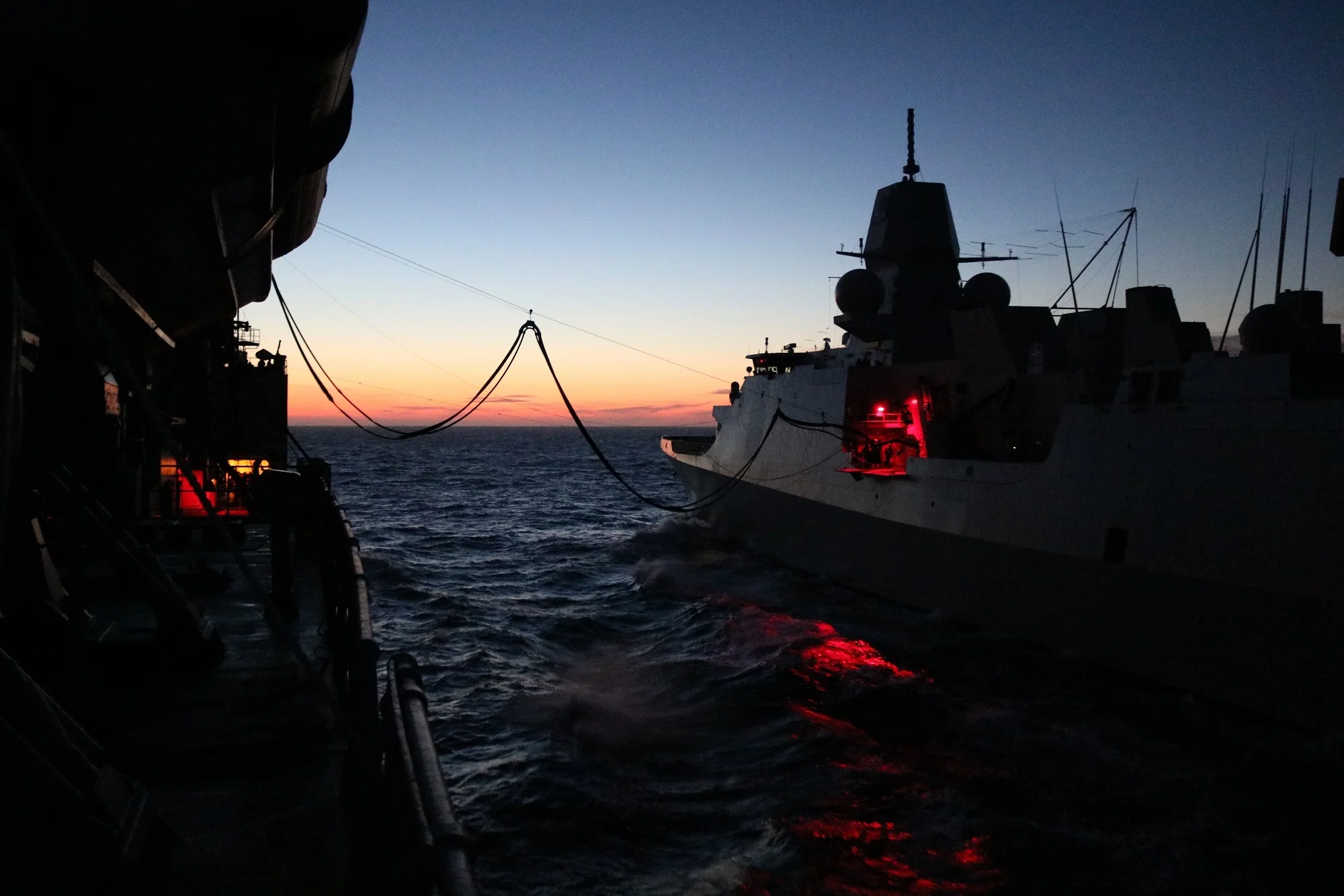 Le Var ravitaille la frégate néerlandaise Evertsen