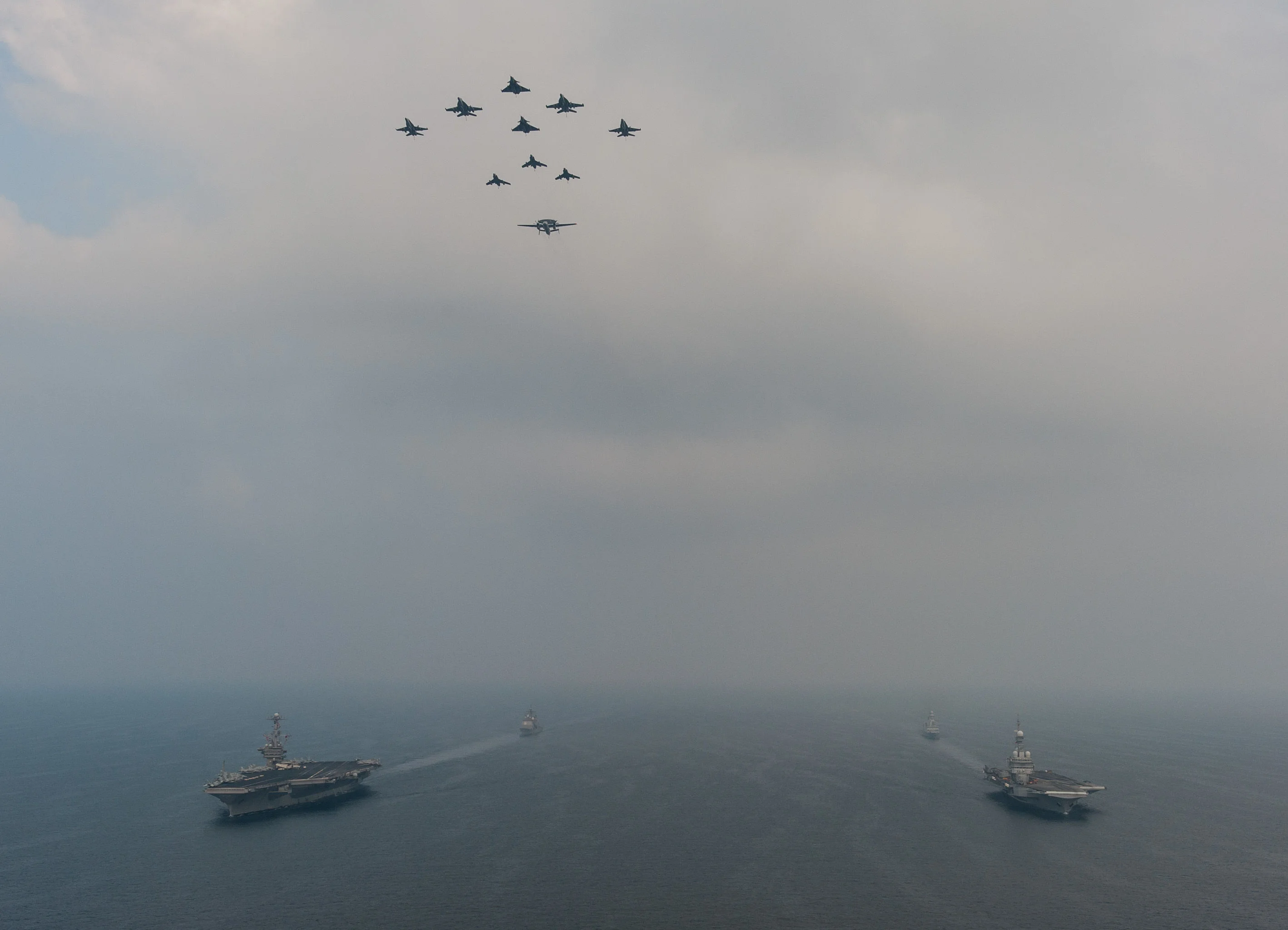 Des avions français et américains survolent les porte-avions USS Harry S. Truman et Charles de Gaulle