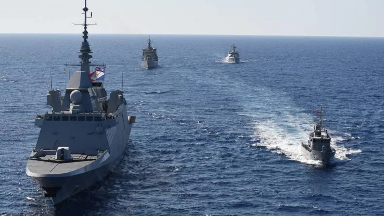 La frégate Languedoc avec des bâtiments libanais