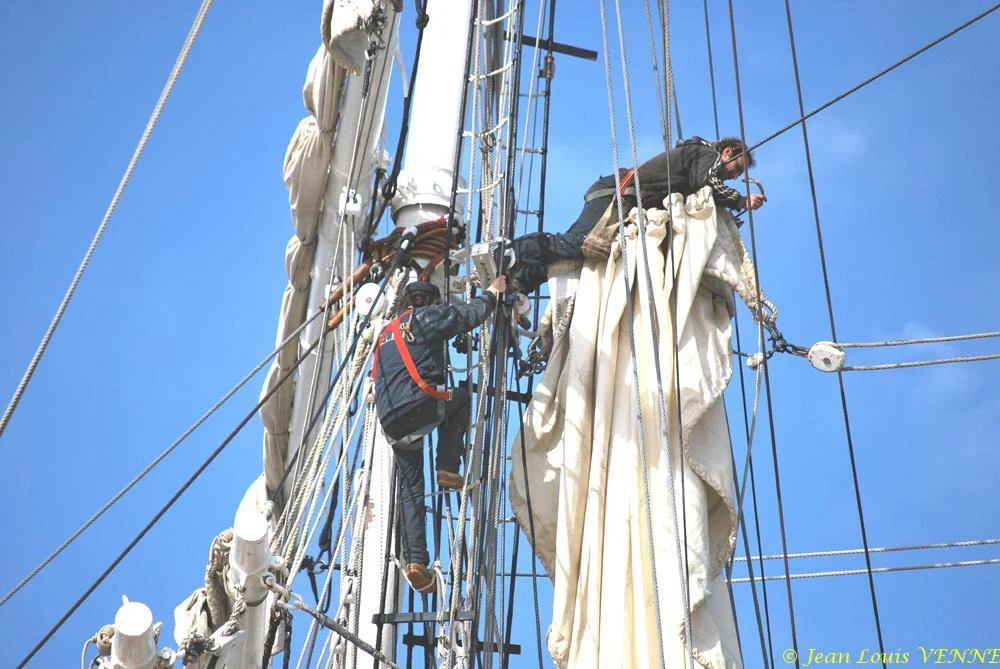 L’équipage installe les voiles sur les vergues du Bélem