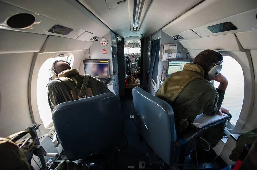 L'équipage d'un Falcon 50 participe aux recherches