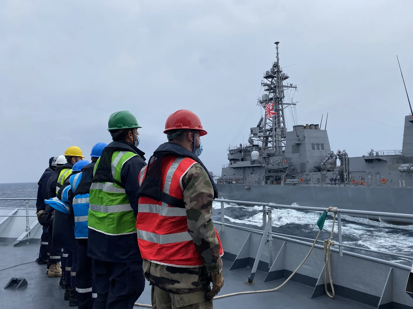 La frégate Vendémiaire et le destroyer japonais Murasame