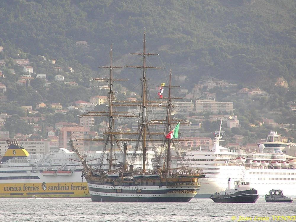 Le voilier école italien Amérigo Vespucci arrive à Toulon