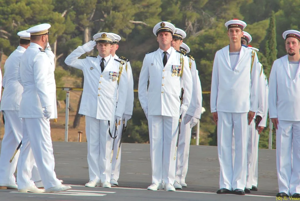 Le CV Jubelin passe l'équipage en revue