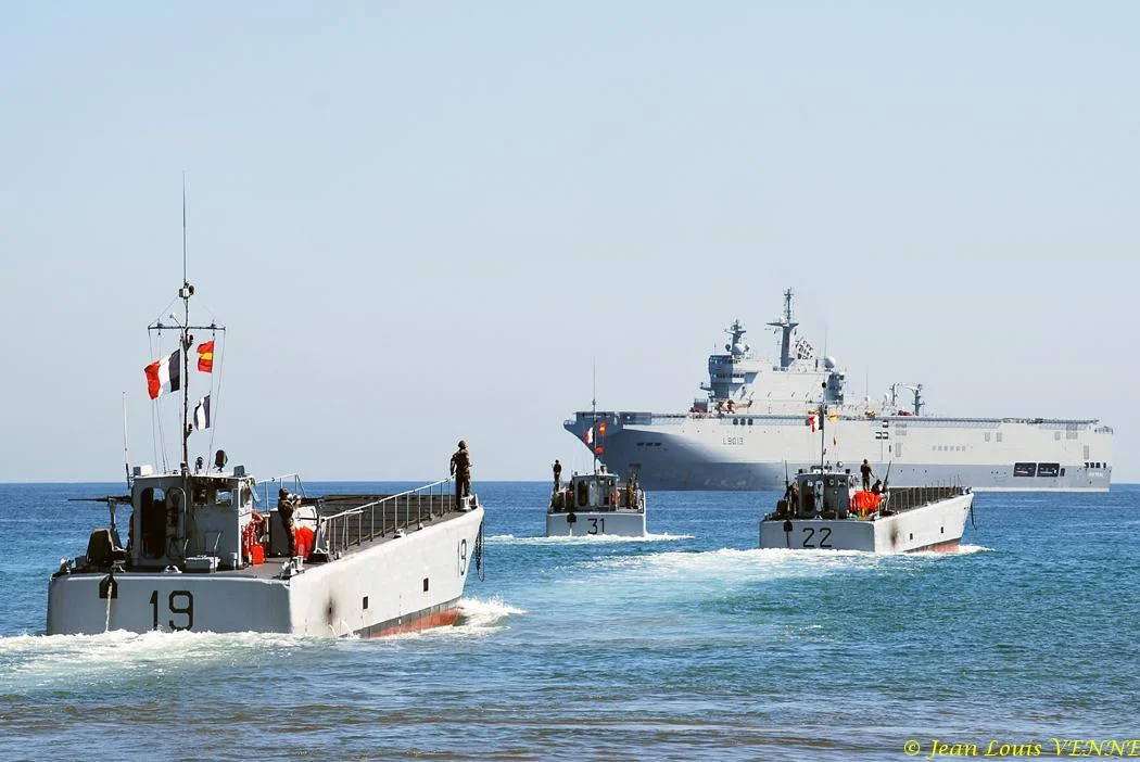 Les engins de débarquement repartent vers le Mistral