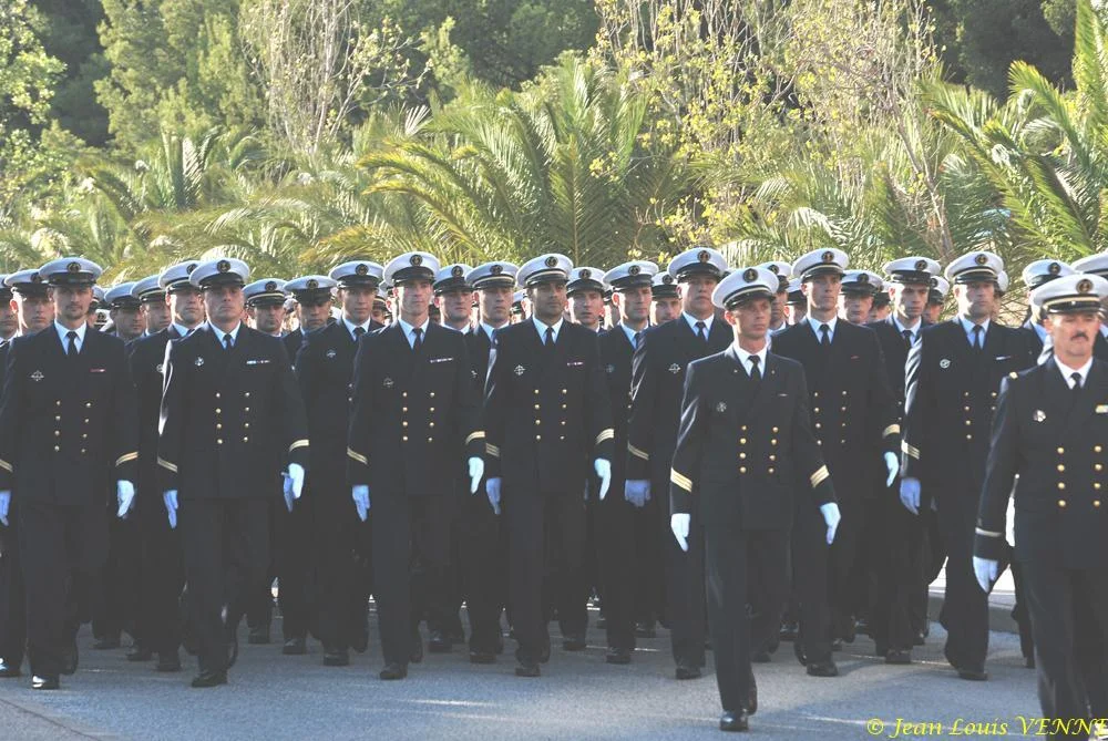 Présentation aux drapeaux du CIN Saint-Mandrier 