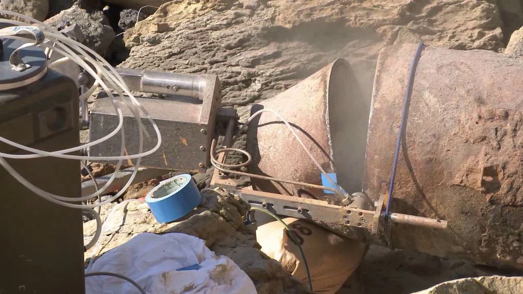 Séparation de l'ogive du corps de la bombe à l'aide d'une découpeuse hydroabrasive