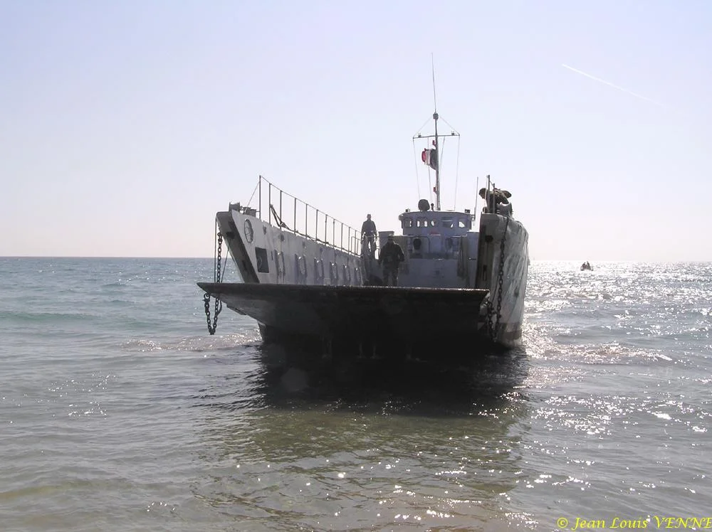 La flottille amphibie s'entraîne sur la plage des Sablettes