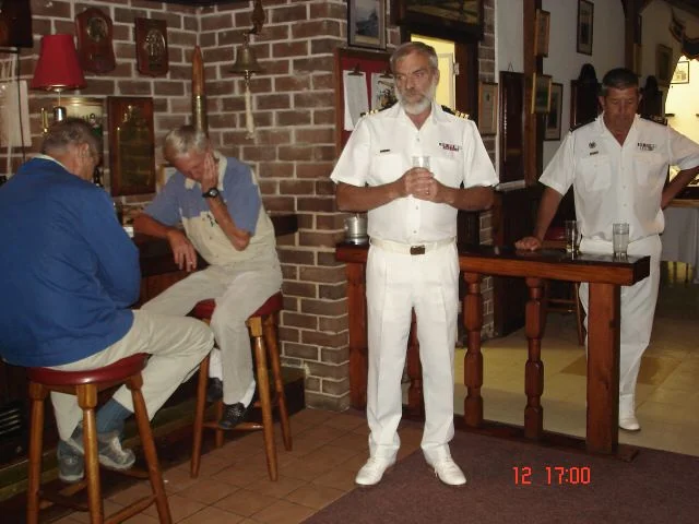 Le Cdr D.H. Jones prononce son discours