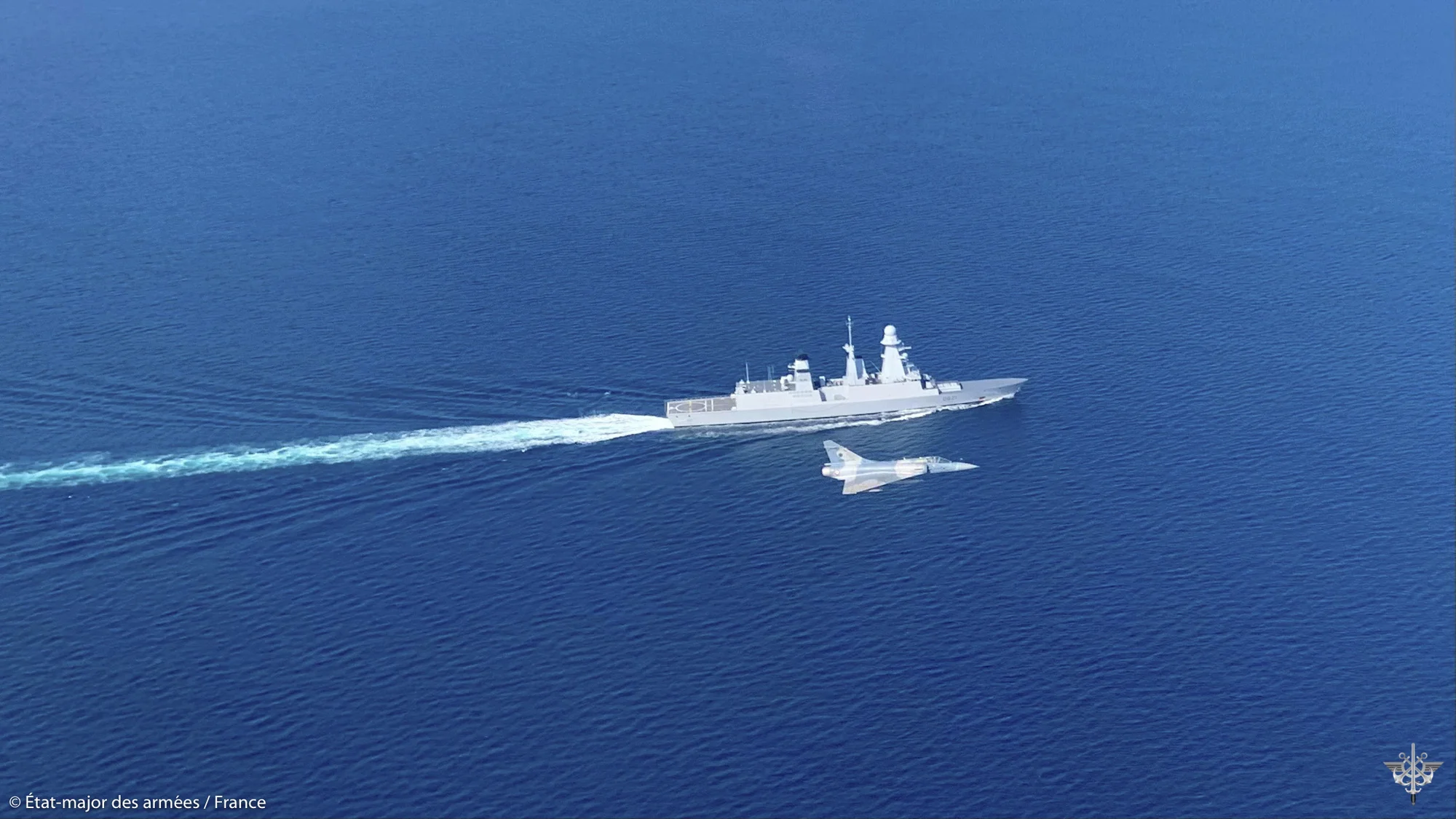 La frégate Chevalier Paul survolée par un Mirage 2000-5