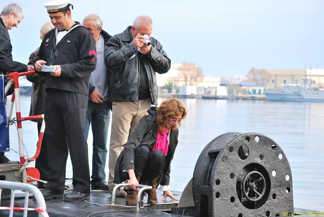 Des visiteurs français montent à bord