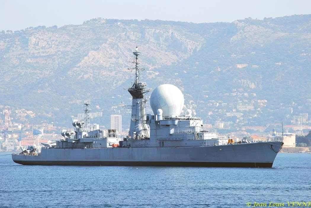 La coque de l'ex-Duquesne remorquée vers St-Mandrier