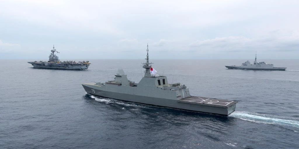 Le groupe aéronaval et une frégate singapourienne