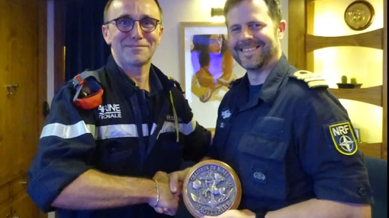 Le CDR O.T.Sjo reçu par le commandant du Sagittaire