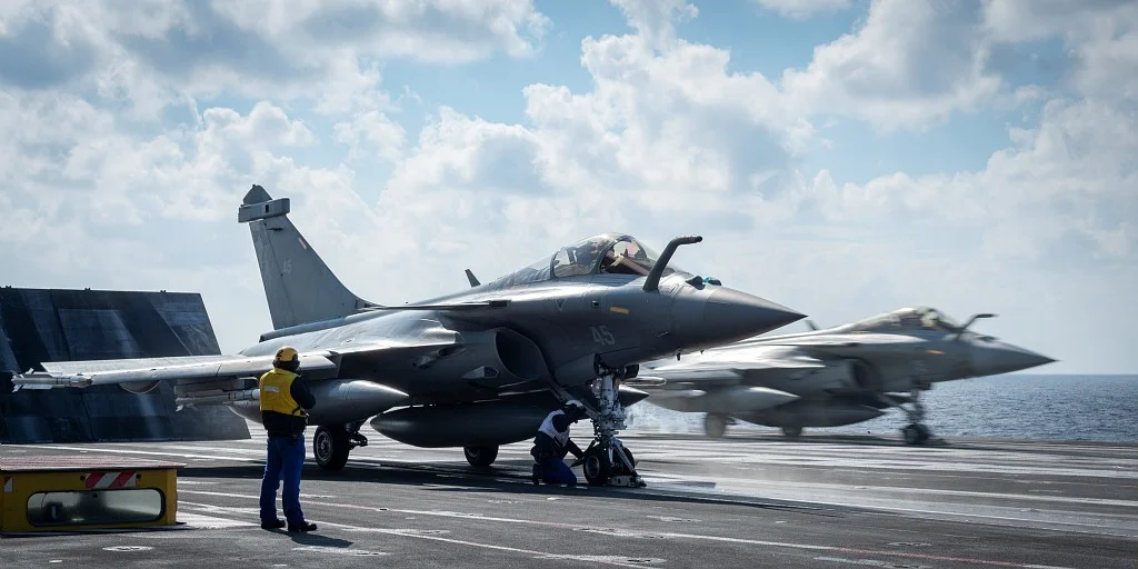 Des chasseurs Rafale Marine décollent du Charles de Gaulle