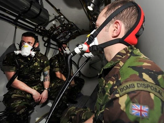 Des volontaires dans la chambre de décompression du NSRS