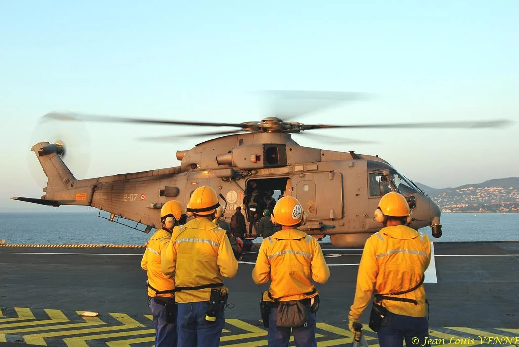 Un hélicoptère EH-101 de la marine italienne