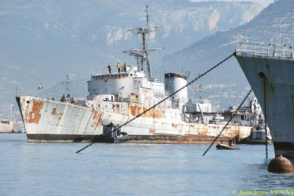 La coque de l’ex-aviso escorteur Commandant Rivière transférée de Saint-Mandrier à la base navale de Toulon