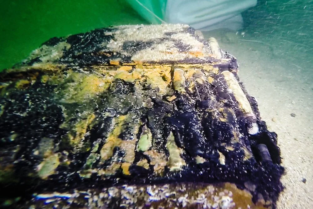 Cinquante caisses comprenant des munitions 20 mm ont été découvertes