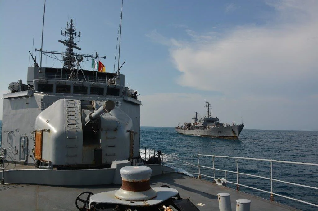 Le patrouilleur Commandant Bouan et un bâtiment de la marine nigériane