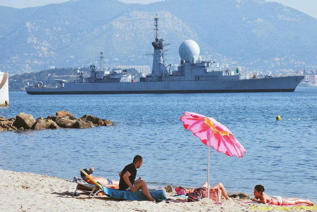 La coque de l'ex-Duquesne remorquée vers St-Mandrier