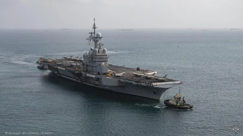 Le porte-avions Charles de Gaulle aidé par un remorqueur pour son accostage à Djibouti