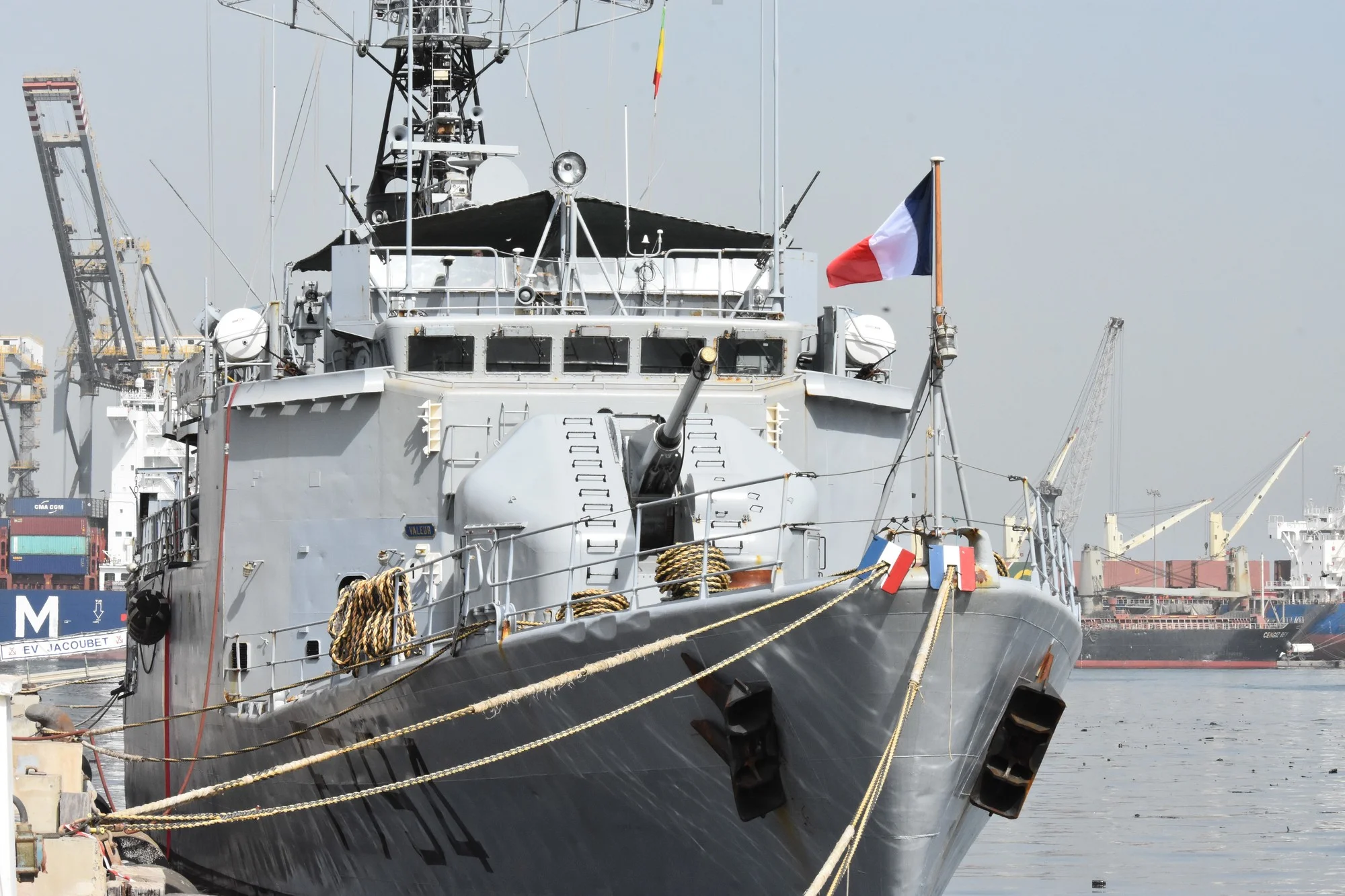 Le patrouilleur EV Jacoubet dans le port de Dakar