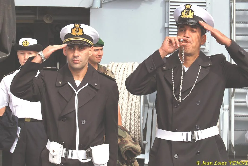 Le gabier rend les honneurs