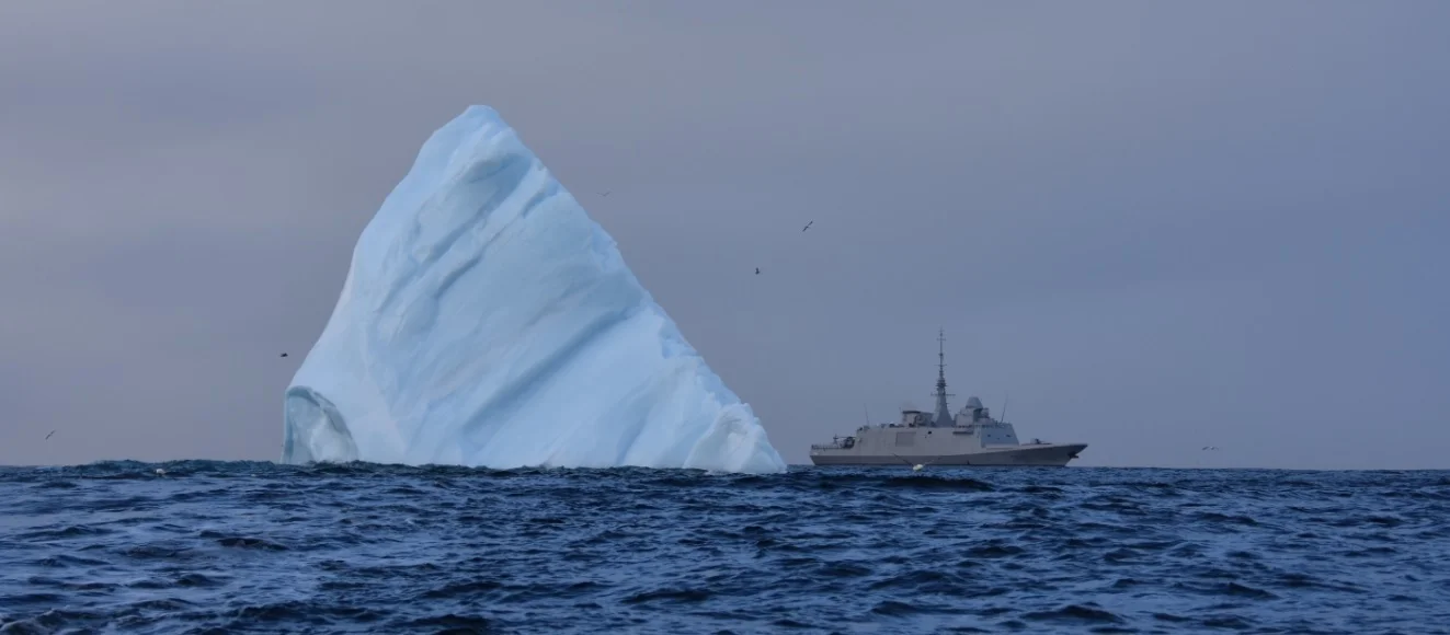 La frégate Bretagne passe à proximité d'un iceberg
